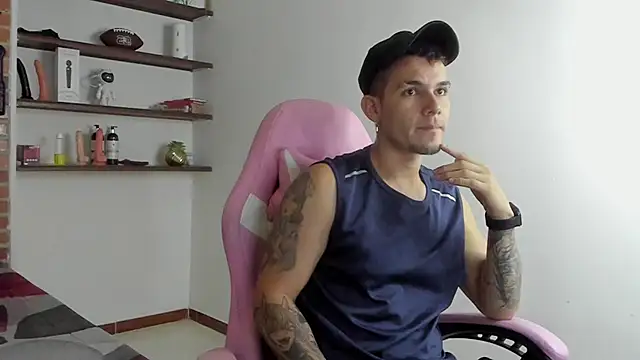 Snapshot of BooyHott_ chatting on December 18, 2025, 7:42 pm BooyHott online show from December 18, 2025, 7:42 pm