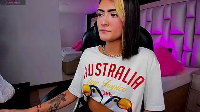 Snapshot of LuisaJonnes_ chatting on November 12, 2025, 5:35 pm LuisaJonnes online show from November 12, 2025, 5:35 pm