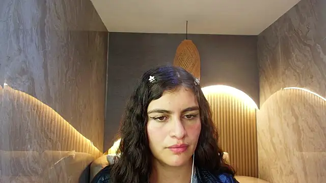 Snapshot of dany_r_ chatting on November 4, 2025, 1:32 pm dany r online show from November 4, 2025, 1:32 pm