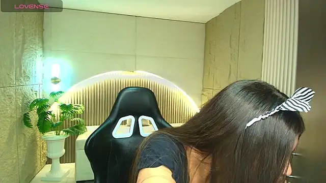 dany r  online show from November 18, 2025, 2:43 pm