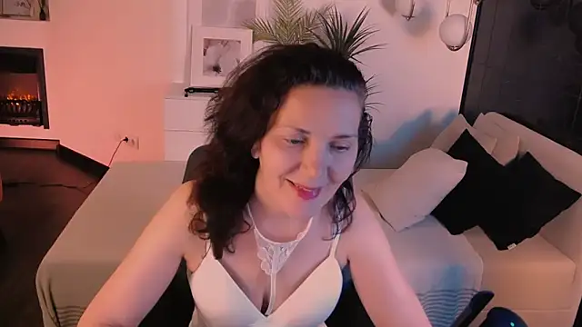 Snapshot of Irene_Marlow chatting on October 17, 2025, 5:43 am Irene Marlow online show from October 17, 2025, 5:43 am