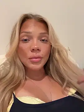 Snapshot of Bellablows chatting on September 28, 2025, 8:47 pm Bellablows online show from September 28, 2025, 8:47 pm