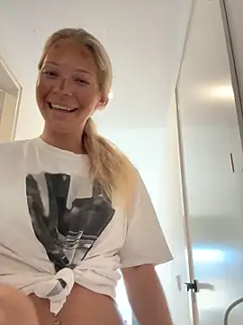 Snapshot of Bellablows chatting on October 8, 2025, 4:26 pm Bellablows online show from October 8, 2025, 4:26 pm