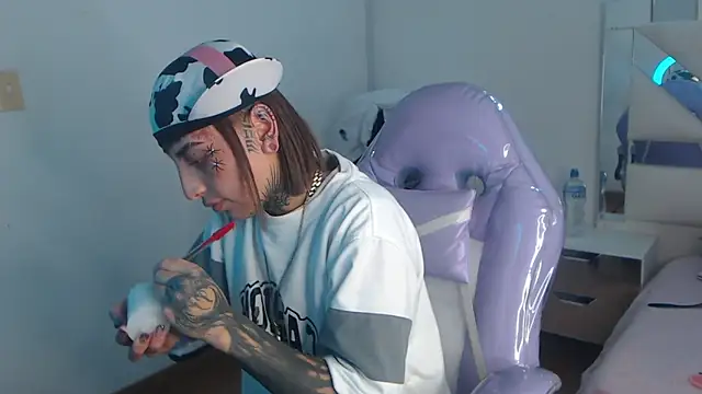 Snapshot of Gyal_8_ chatting on November 6, 2025, 3:29 am Gyal 8 online show from November 6, 2025, 3:29 am