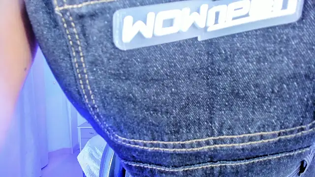 Gyal 8  online show from February 5, 2026, 4:06 am