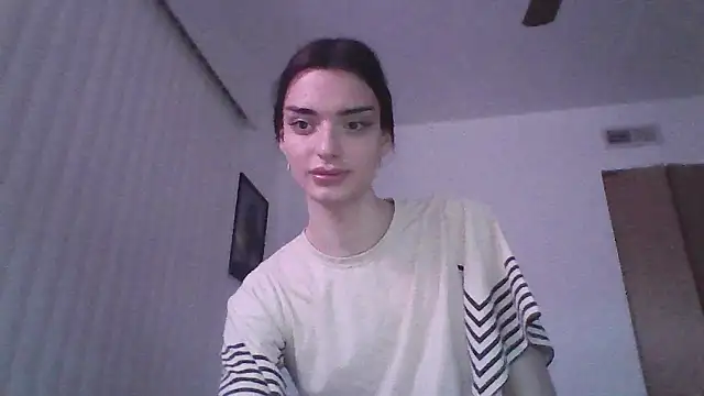 Snapshot of Luna_Samosienko chatting on October 4, 2025, 10:35 am Luna Samosienko online show from October 4, 2025, 10:35 am