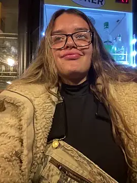 Snapshot of Aphrill chatting on October 16, 2025, 4:24 am Aphrill online show from October 16, 2025, 4:24 am