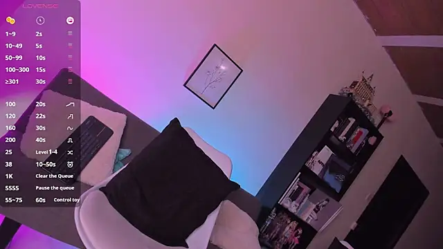 Snapshot of QueenAri_ chatting on October 8, 2025, 10:51 pm QueenAri online show from October 8, 2025, 10:51 pm