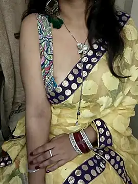 Snapshot of Hey_Jully chatting on October 10, 2025, 5:06 am Hey Jully online show from October 10, 2025, 5:06 am