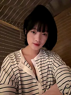 Snapshot of Tramy_xx chatting on October 13, 2025, 3:39 am Tramy xx online show from October 13, 2025, 3:39 am