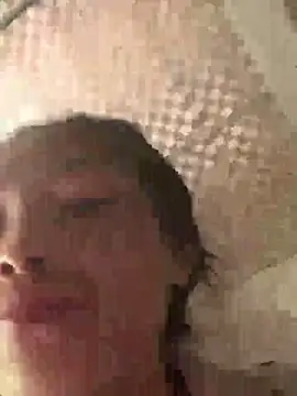 Snapshot of Halyy_xx chatting on October 4, 2025, 1:25 am Halyy xx online show from October 4, 2025, 1:25 am