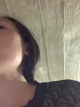 Snapshot of Halyy_xx chatting on October 7, 2025, 12:52 am Halyy xx online show from October 7, 2025, 12:52 am