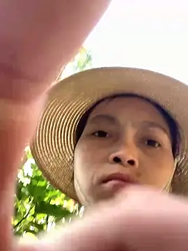 Snapshot of Halyy_xx chatting on October 29, 2025, 1:08 am Halyy xx online show from October 29, 2025, 1:08 am