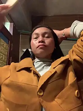 Snapshot of Halyy_xx chatting on February 19, 2026, 1:12 am Halyy xx online show from February 19, 2026, 1:12 am