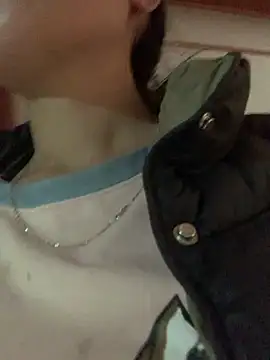 Snapshot of Halyy_xx chatting on March 18, 2026, 8:39 am Halyy xx online show from March 18, 2026, 8:39 am