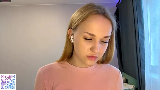 TanekaBoitel online show from October 31, 2025, 11:11 am