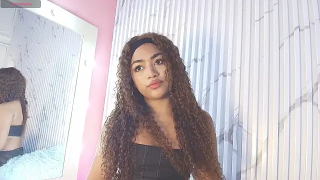 Snapshot of Missdionne_curly chatting on September 26, 2025, 11:25 am Missdionne curly online show from September 26, 2025, 11:25 am