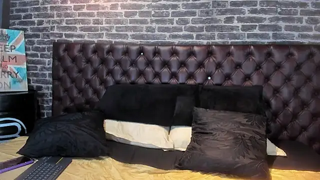 Meli28  online show from September 25, 2025, 2:10 pm