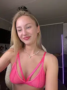 Snapshot of Mally_Say chatting on October 28, 2025, 7:49 pm Mally Say online show from October 28, 2025, 7:49 pm