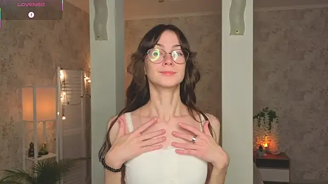 ReneeLippeatt online show from October 19, 2025, 7:25 pm