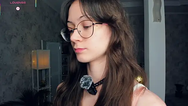 ReneeLippeatt online show from December 17, 2025, 7:09 pm