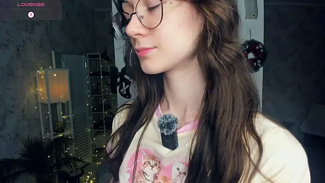 ReneeLippeatt online show from December 18, 2025, 7:20 pm