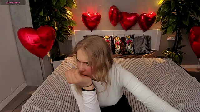 Snapshot of AlinaLiii chatting on February 12, 2026, 8:26 pm AlinaLiii online show from February 12, 2026, 8:26 pm