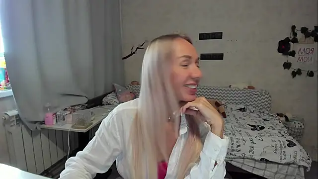 AlisiaCat online show from August 3, 2026, 12:32 pm