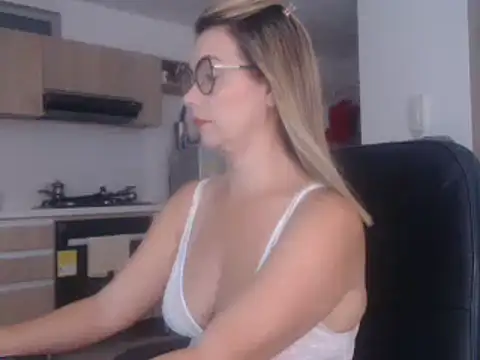 LovePaula online show from February 2, 2025, 10:49 pm