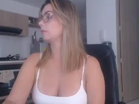 Snapshot of LovePaula chatting on February 16, 2025, 9:38 pm LovePaula online show from February 16, 2025, 9:38 pm