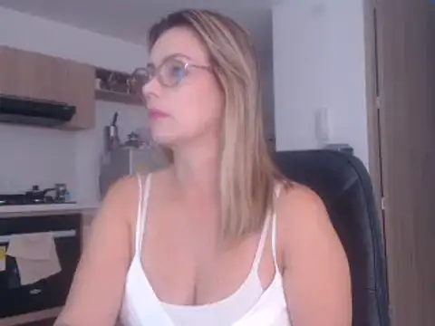 Snapshot of LovePaula chatting on February 17, 2025, 12:16 pm LovePaula online show from February 17, 2025, 12:16 pm