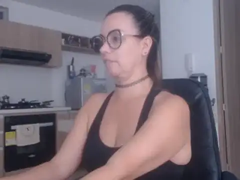 Snapshot of LovePaula chatting on February 19, 2025, 12:14 am LovePaula online show from February 19, 2025, 12:14 am