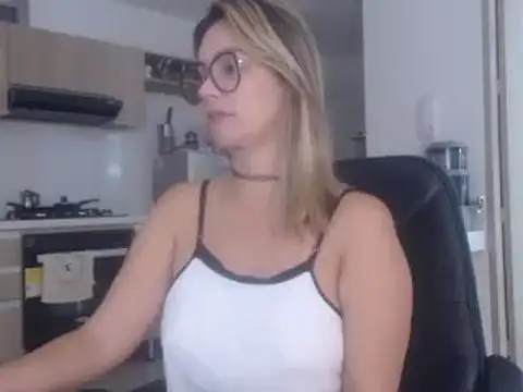 Snapshot of LovePaula chatting on February 20, 2025, 12:15 pm LovePaula online show from February 20, 2025, 12:15 pm