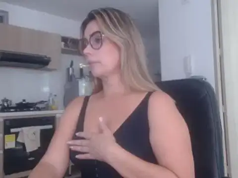 Snapshot of LovePaula chatting on March 5, 2025, 10:21 pm LovePaula online show from March 5, 2025, 10:21 pm