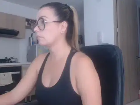 Snapshot of LovePaula chatting on March 7, 2025, 3:08 am LovePaula online show from March 7, 2025, 3:08 am