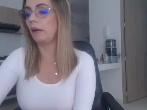 Snapshot of LovePaula chatting on March 9, 2025, 2:32 pm LovePaula online show from March 9, 2025, 2:32 pm