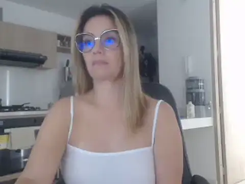 Snapshot of LovePaula chatting on March 15, 2025, 3:48 pm LovePaula online show from March 15, 2025, 3:48 pm