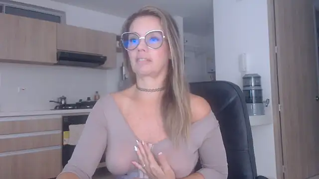 Snapshot of LovePaula chatting on October 25, 2025, 11:07 am LovePaula online show from October 25, 2025, 11:07 am