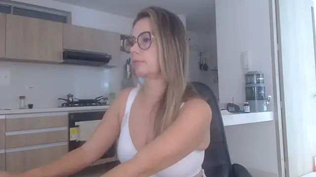 Snapshot of LovePaula chatting on November 7, 2025, 12:05 pm LovePaula online show from November 7, 2025, 12:05 pm