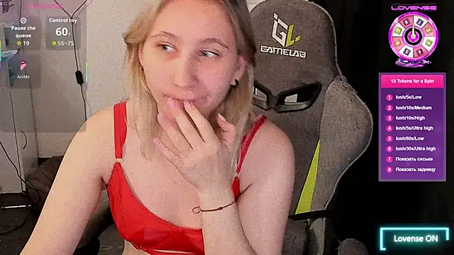 Snapshot of ChristinaFivePlus chatting on October 20, 2025, 8:37 am ChristinaFivePlus online show from October 20, 2025, 8:37 am