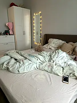 LinaViam online show from October 8, 2025, 8:12 am