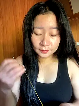 Snapshot of violet-00 chatting on October 5, 2025, 1:37 am violet-00 online show from October 5, 2025, 1:37 am