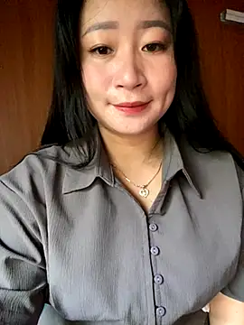 Snapshot of violet-00 chatting on October 20, 2025, 1:06 am violet-00 online show from October 20, 2025, 1:06 am