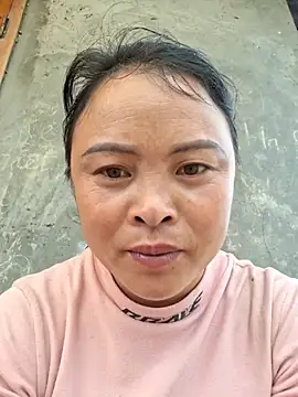 xuxulovezz online show from February 24, 2026, 2:42 am