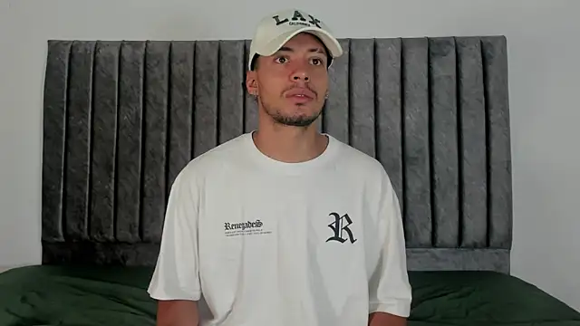 aroncooper1 online show from October 7, 2025, 11:40 am