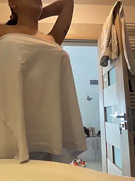 Snapshot of AylinHazellx chatting on October 24, 2025, 11:17 am AylinHazellx online show from October 24, 2025, 11:17 am