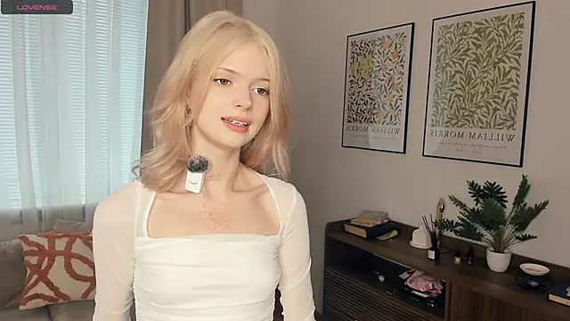 Snapshot of LaureMestler chatting on October 17, 2025, 8:06 am LaureMestler online show from October 17, 2025, 8:06 am