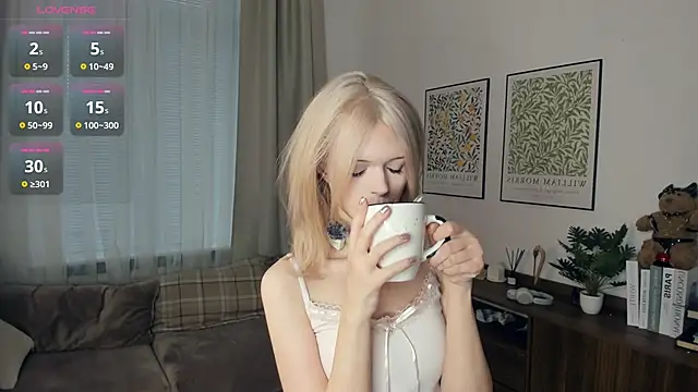 LaureMestler online show from November 22, 2025, 8:35 am