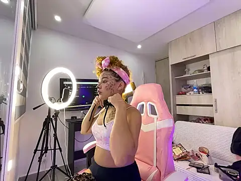 Snapshot of Gaby_002 chatting on October 31, 2025, 11:33 am Gaby 002 online show from October 31, 2025, 11:33 am