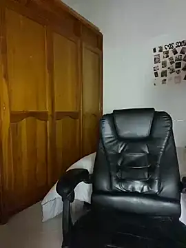 Snapshot of Bleer_Rousse chatting on October 15, 2025, 5:46 pm Bleer Rousse online show from October 15, 2025, 5:46 pm